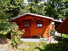 Zahradní domek Laura EKONOMIK 300×350 cm s čelním přesahem střechy 170 cm a přístřeškem.