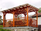 Zahradní pergola Standard 300×420 cm se střechou z polykarbonátových desek WT a mřížovými zástěnami.